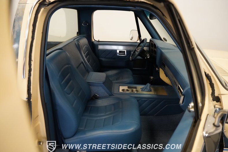Gmc-Sierra-1985-Doeskin-Tan-Galleon-Blue-41