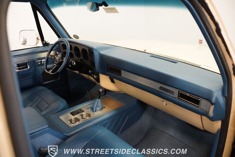 Gmc-Sierra-1985-Doeskin-Tan-Galleon-Blue-43