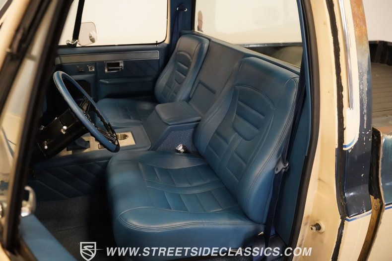 Gmc-Sierra-1985-Doeskin-Tan-Galleon-Blue-47