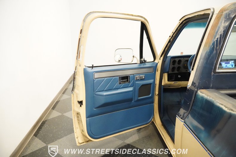 Gmc-Sierra-1985-Doeskin-Tan-Galleon-Blue-49