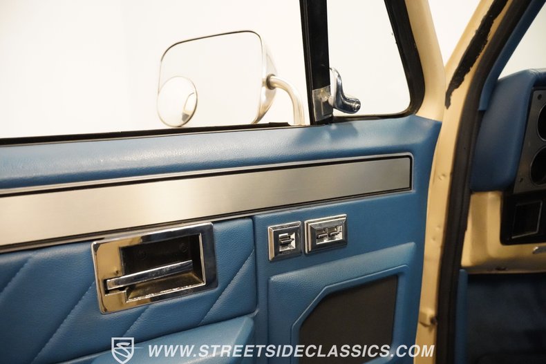 Gmc-Sierra-1985-Doeskin-Tan-Galleon-Blue-6