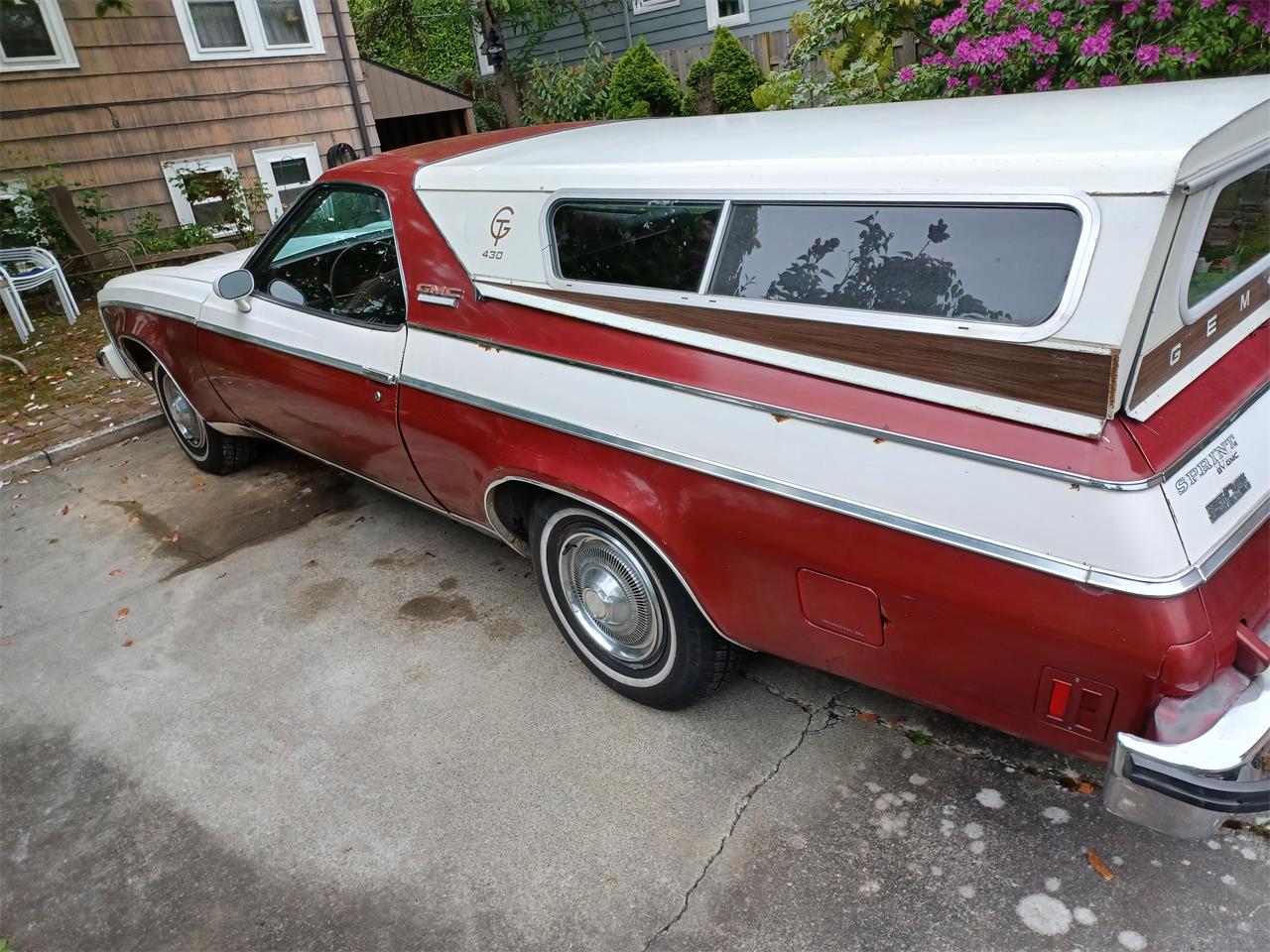 Gmc-Sprint-1975-WhiteampMaroon-Maroon-5