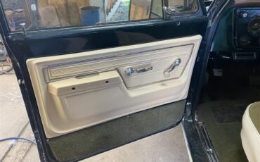 Gmc-Suburban-1972-Greencream-Greentan-2