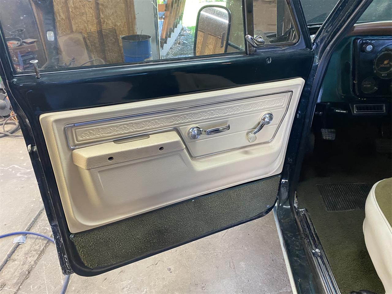 Gmc-Suburban-1972-Greencream-Greentan-2