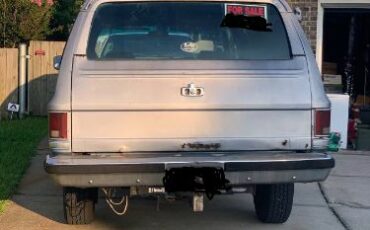 Gmc-Suburban-1986-Blue-7