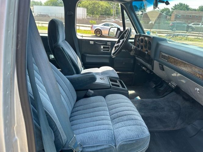 Gmc-Suburban-1990-Silver-11