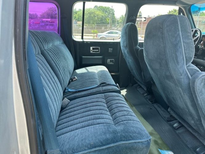 Gmc-Suburban-1990-Silver-14