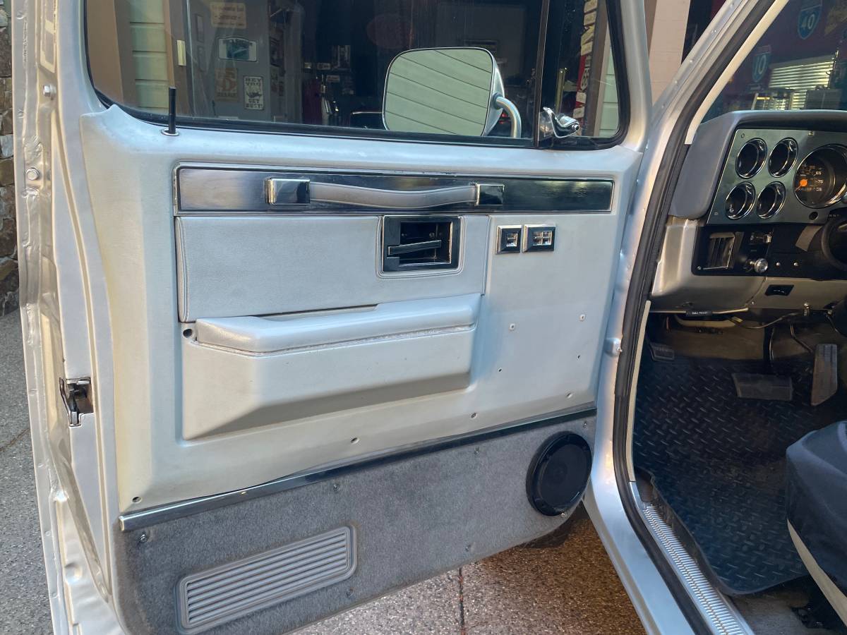 Gmc-jimmy-sierra-classic-1981-silver-10