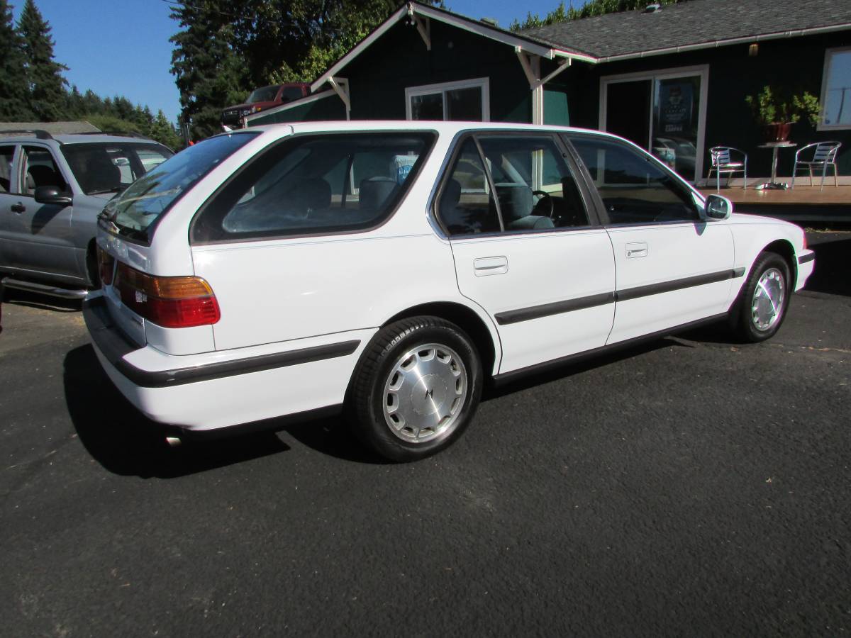 Honda-accord-ex-wagon-1992-white-22