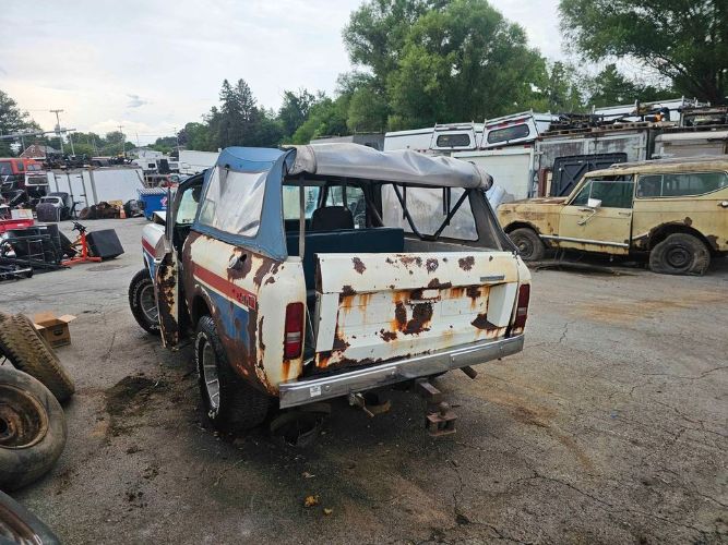 International-Scout-ii-1976-White-Blue-3