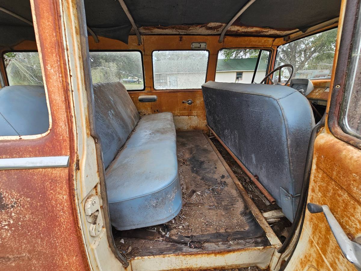 International-harvester-travelall-1960-10