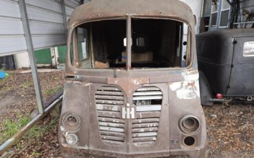 International-metro-short-bread-truck-1950-2