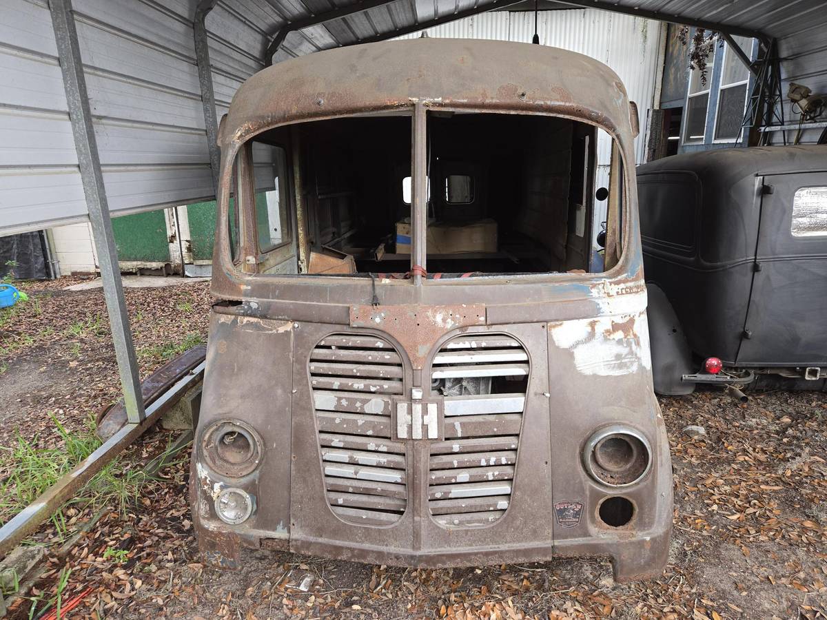 International-metro-short-bread-truck-1950-2