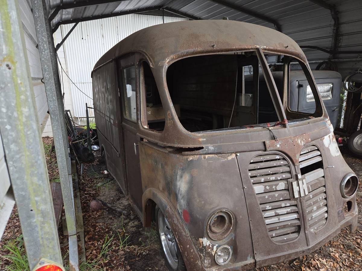 International-metro-short-bread-truck-1950-3