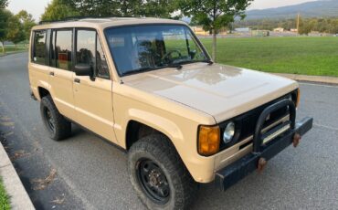 Isuzu-Trooper-1990