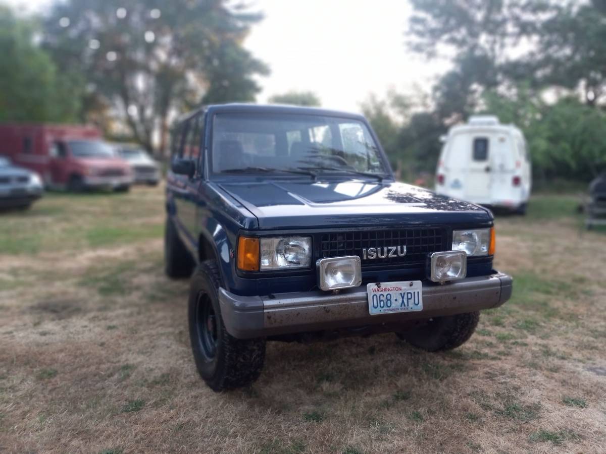 Isuzu-trooper-1989-blue-4