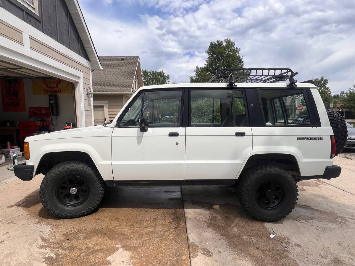 Isuzu-trooper-1989-white-1
