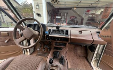 Isuzu-trooper-1989-white-12