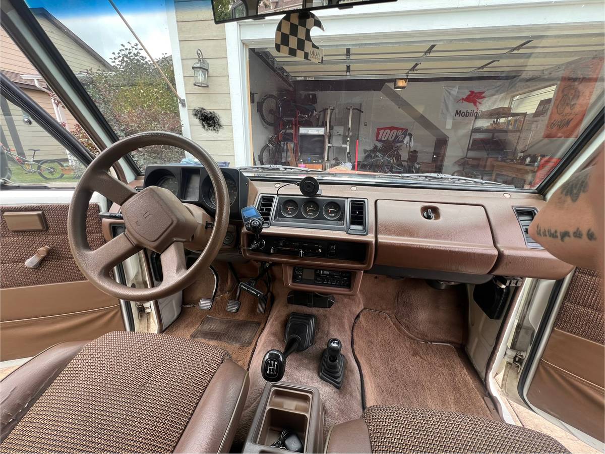 Isuzu-trooper-1989-white-12
