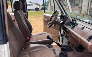 Isuzu-trooper-1989-white-15