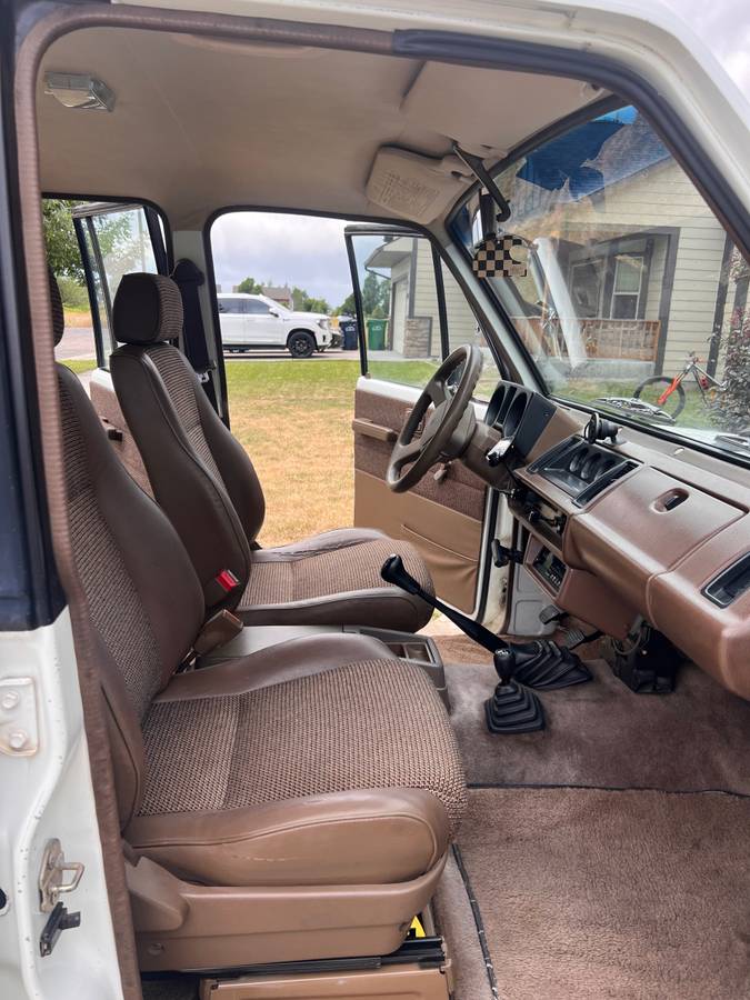 Isuzu-trooper-1989-white-15