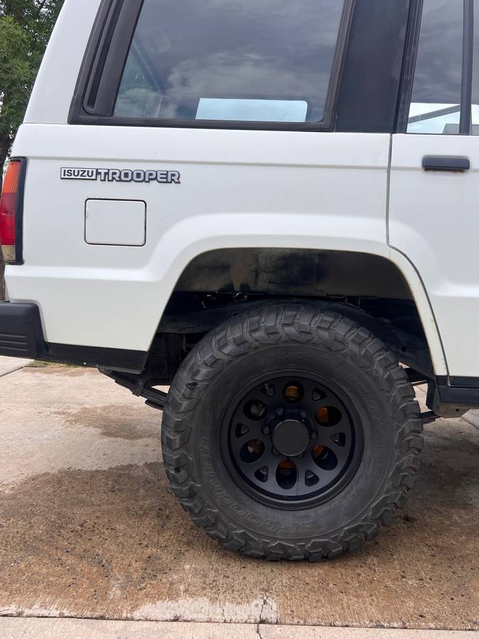 Isuzu-trooper-1989-white-16