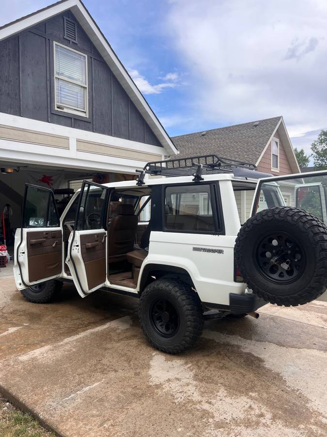 Isuzu-trooper-1989-white-17