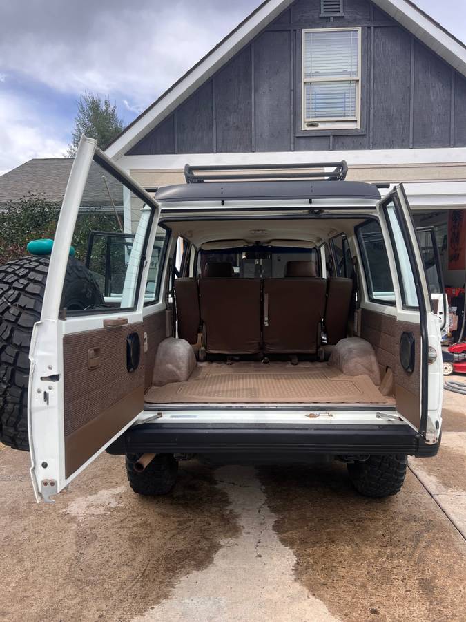 Isuzu-trooper-1989-white-18