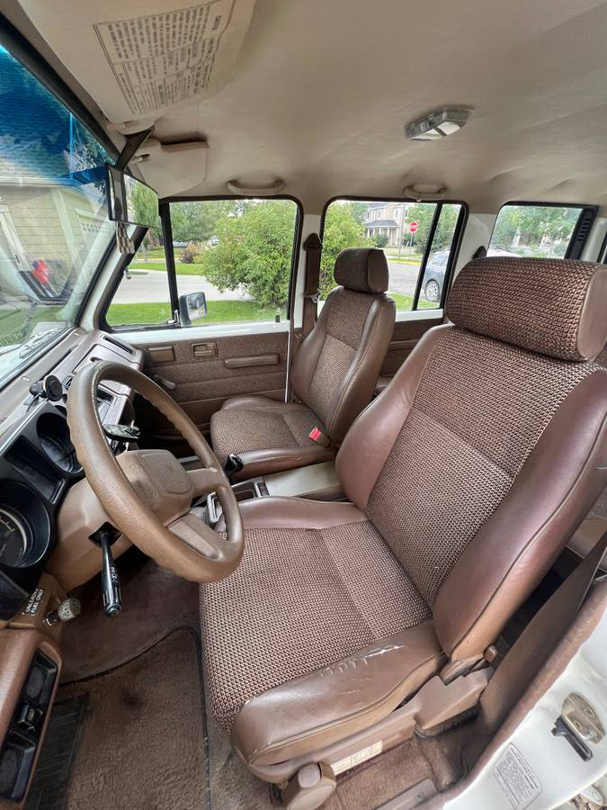 Isuzu-trooper-1989-white-9