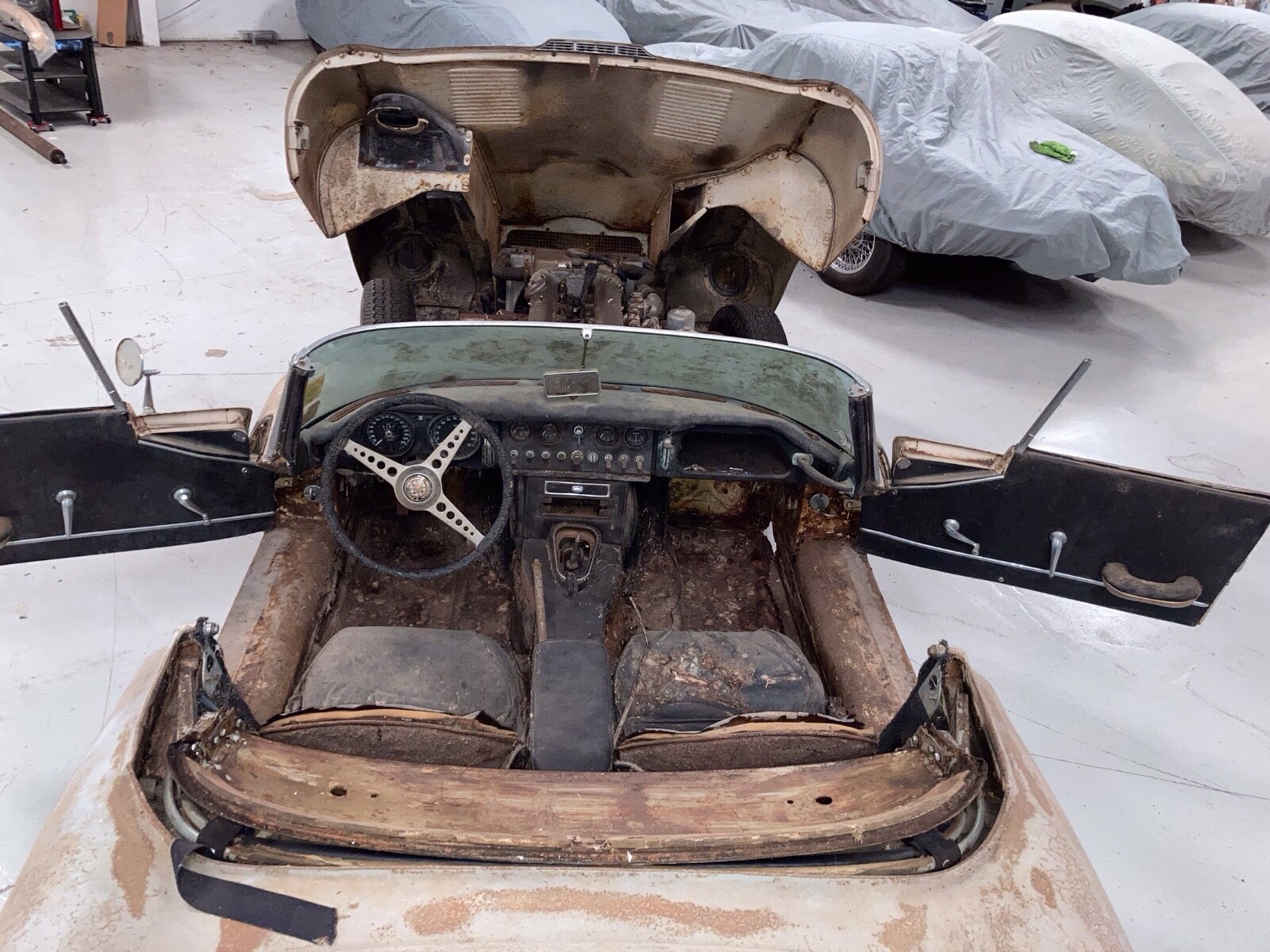 Jaguar-E-Type-1964-Convertible-23