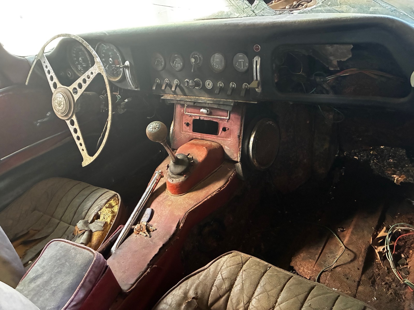 Jaguar-E-Type-1965-11