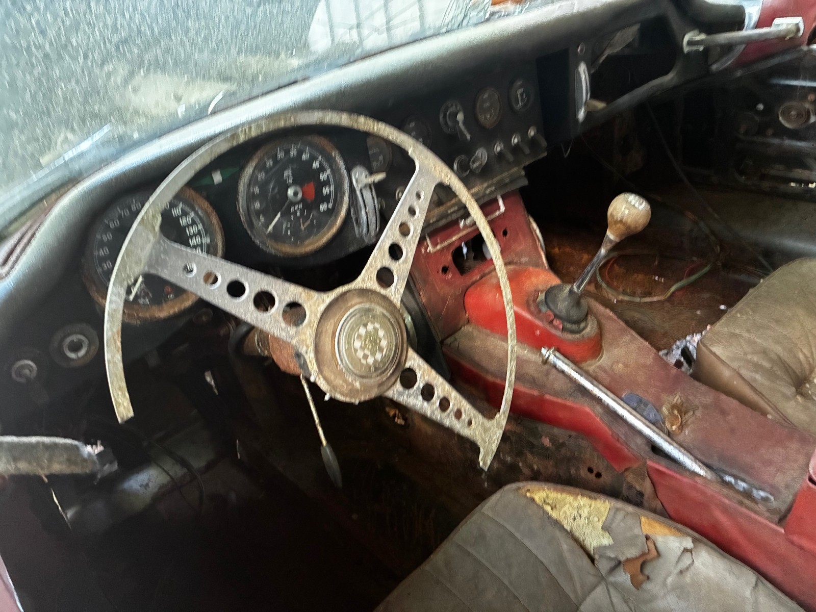 Jaguar-E-Type-1965-12