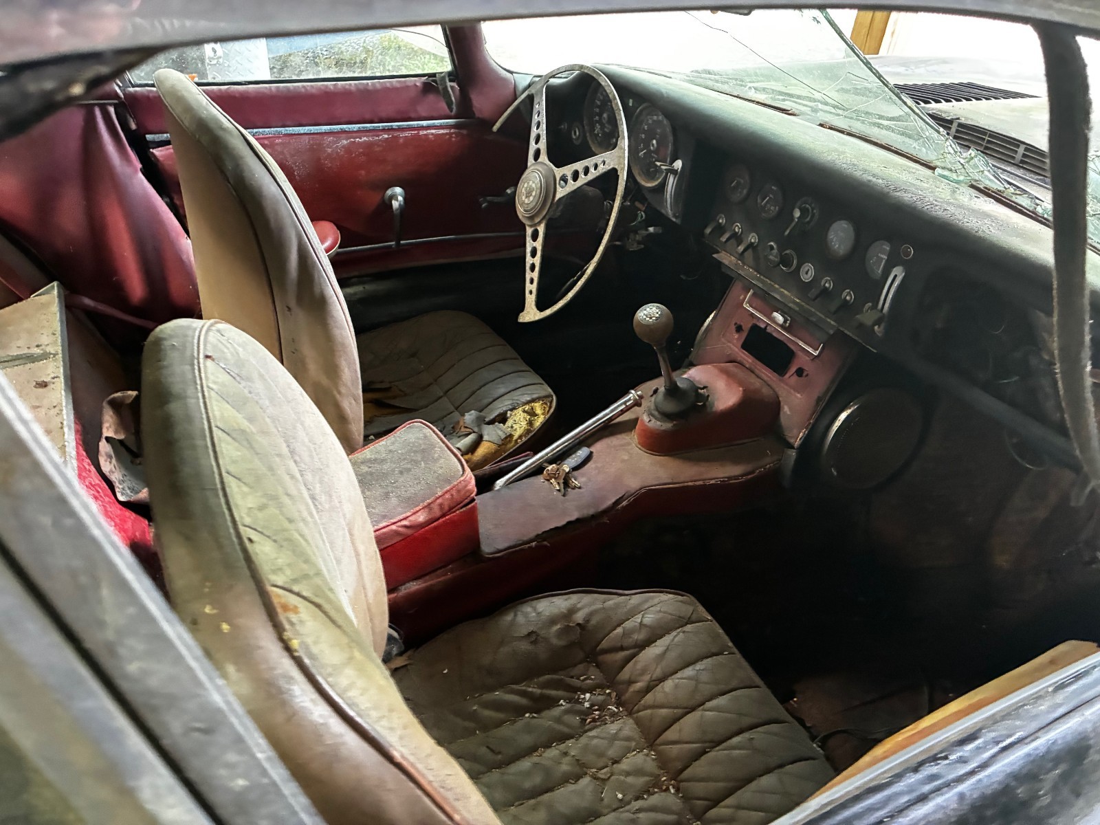 Jaguar-E-Type-1965-6