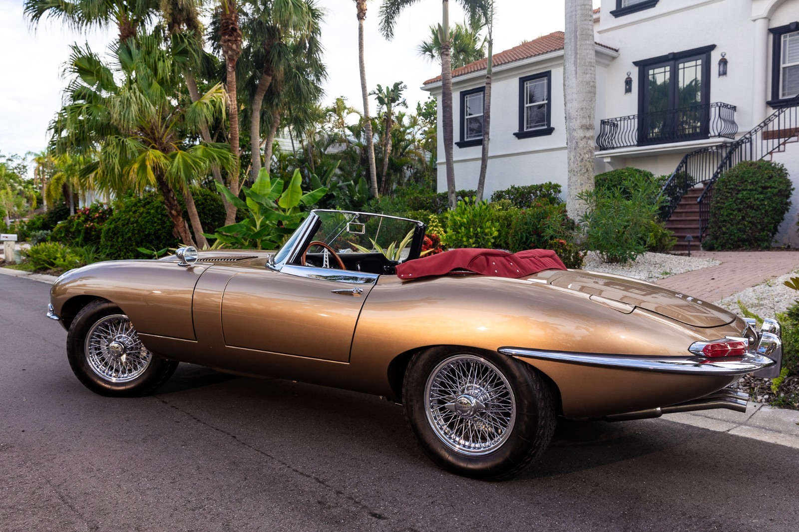 Jaguar-E-Type-1967-Convertible-1