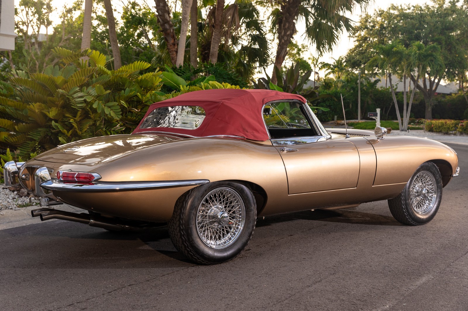 Jaguar-E-Type-1967-Convertible-2