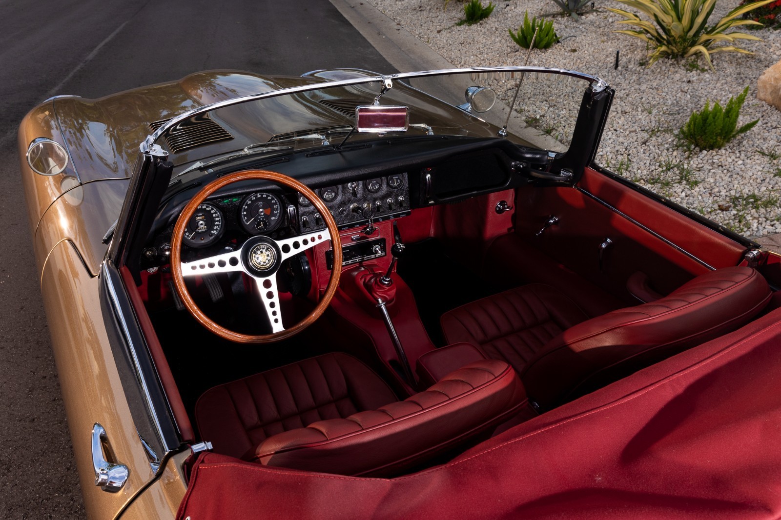 Jaguar-E-Type-1967-Convertible-3