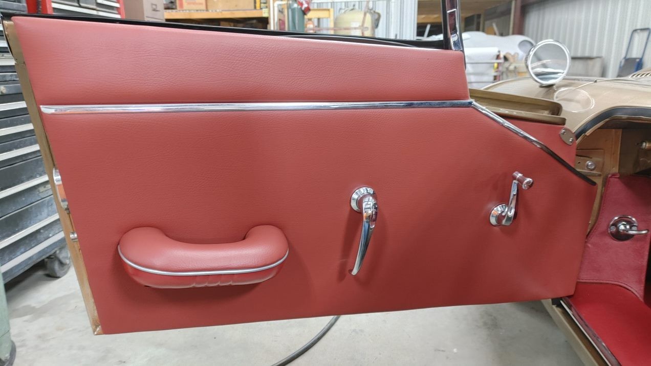 Jaguar-E-Type-1967-Convertible-32