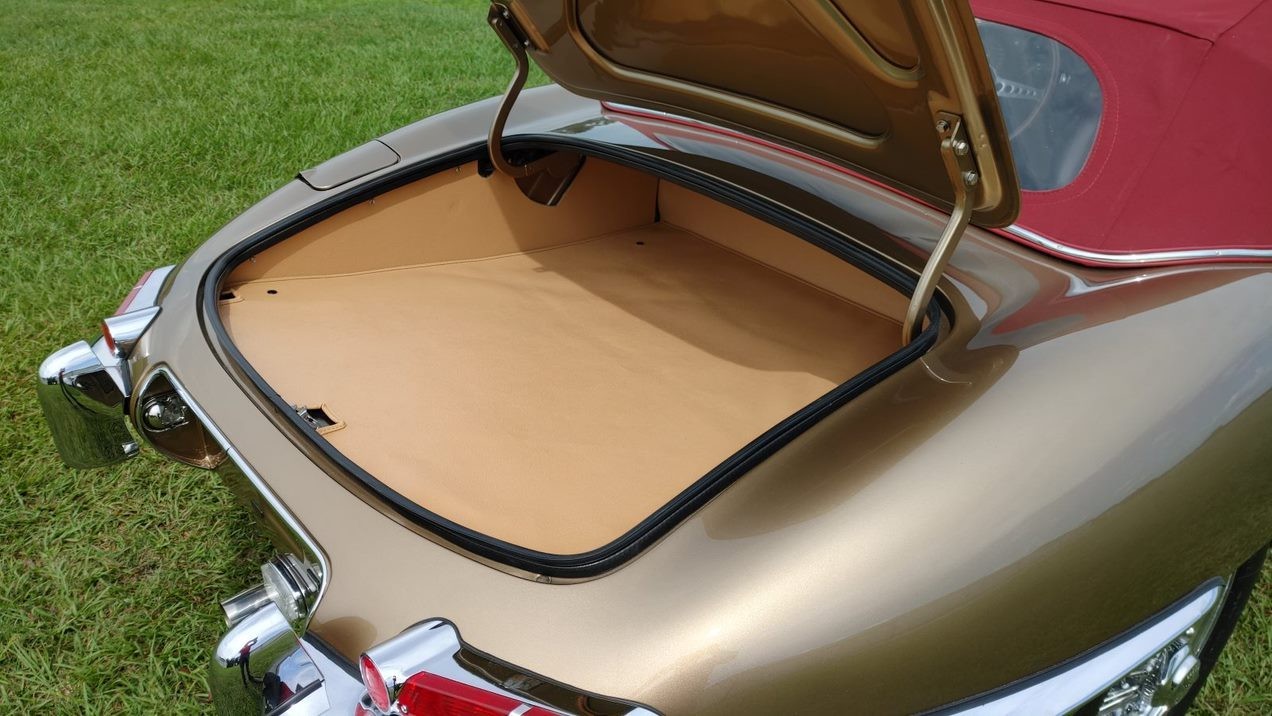 Jaguar-E-Type-1967-Convertible-35