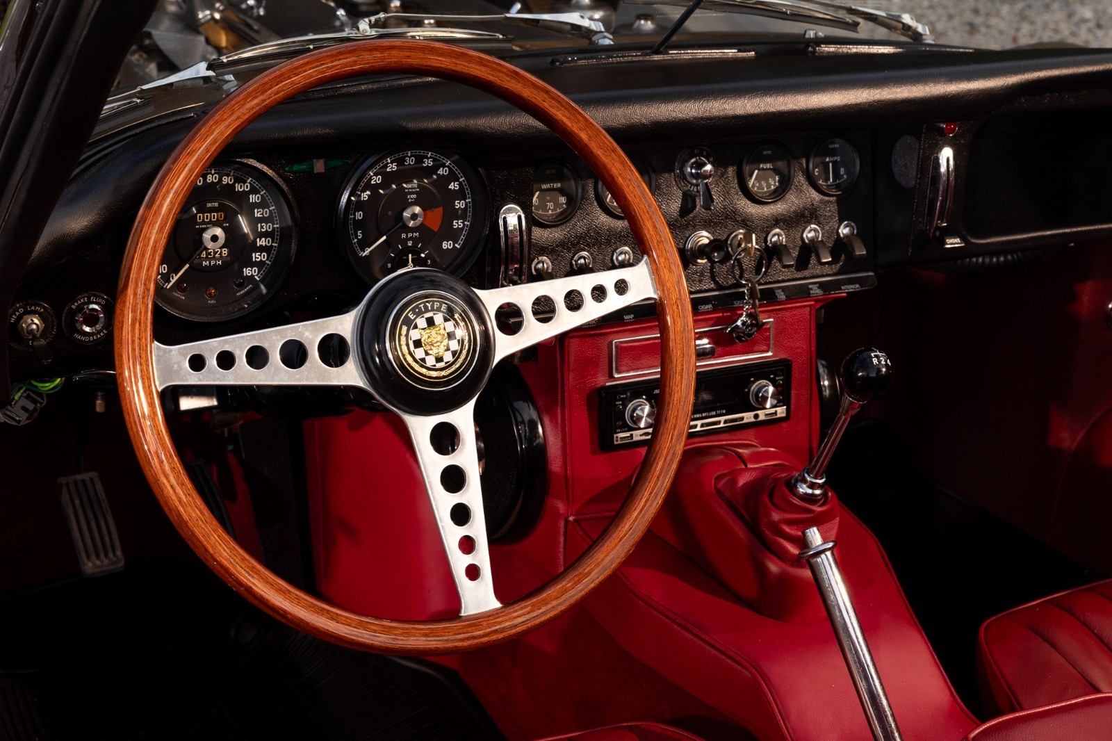 Jaguar-E-Type-1967-Convertible-7