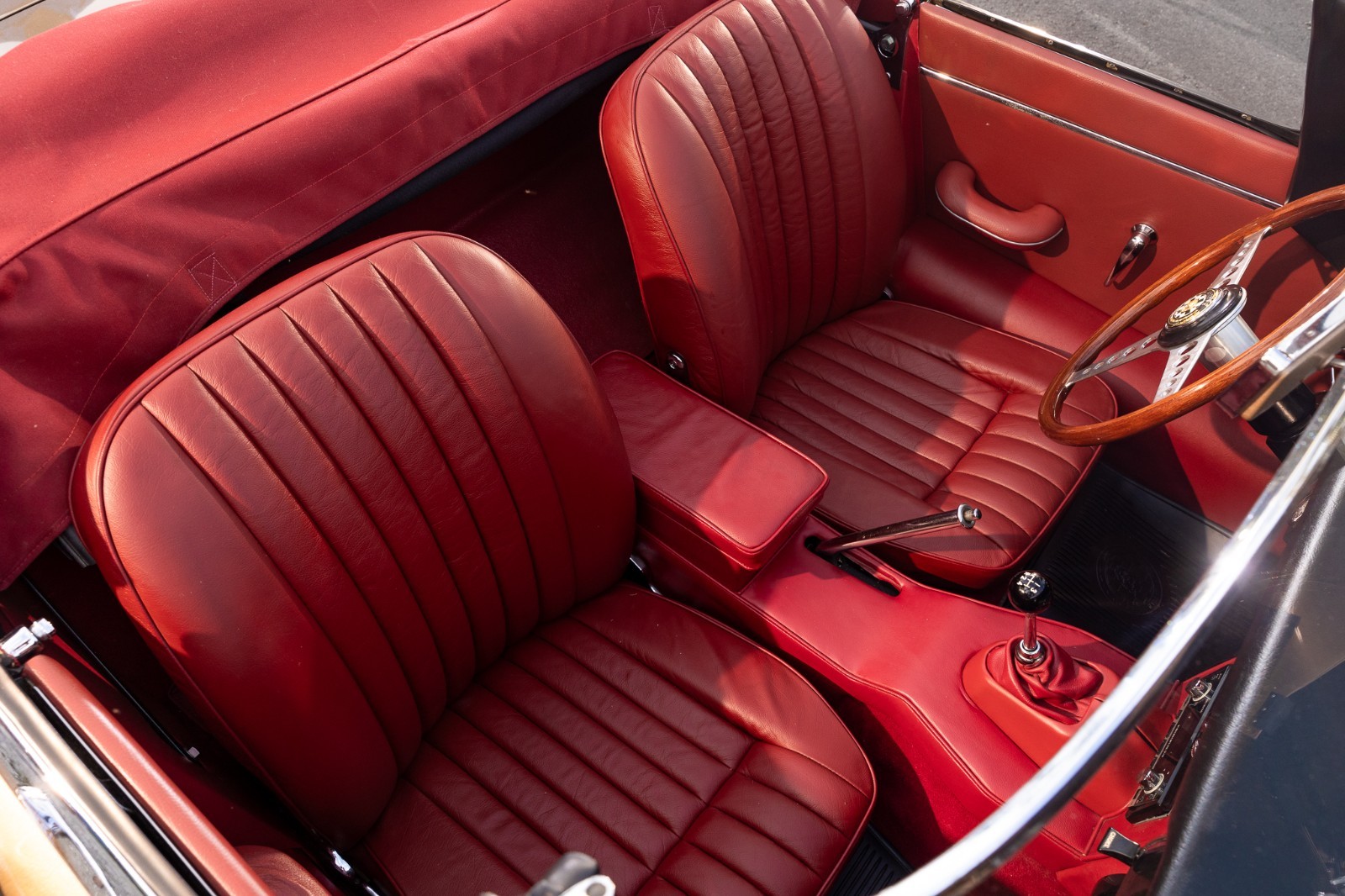 Jaguar-E-Type-1967-Convertible-8