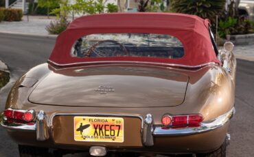 Jaguar-E-Type-1967-Convertible-9