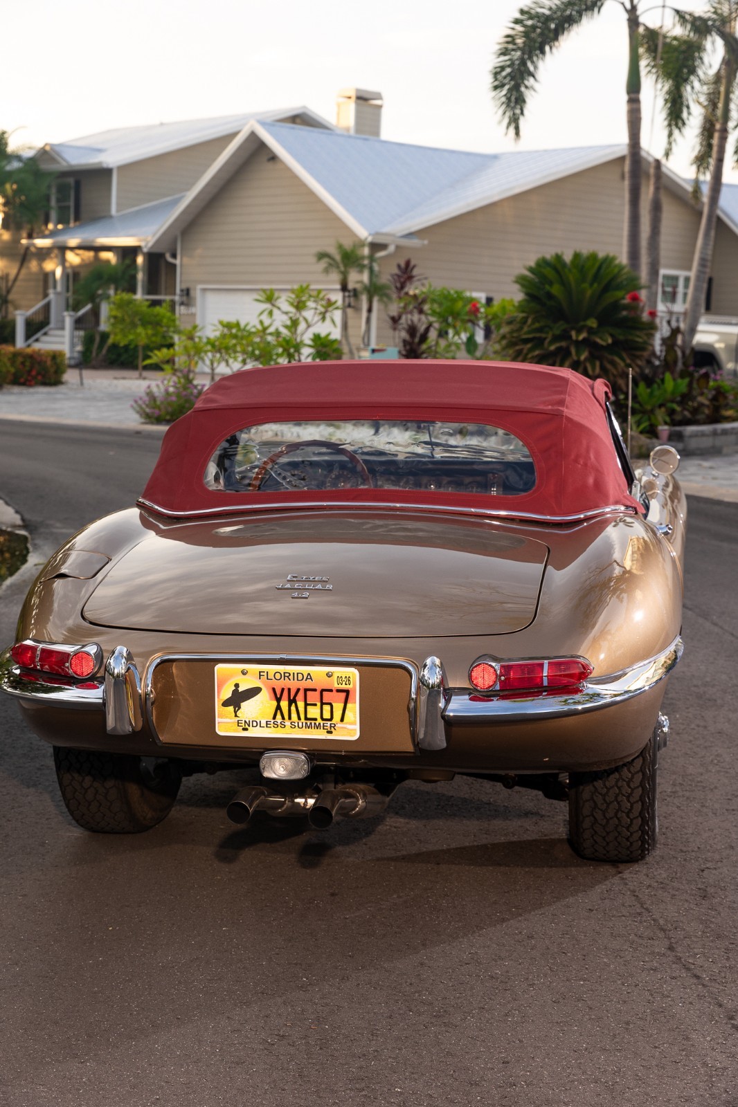Jaguar-E-Type-1967-Convertible-9
