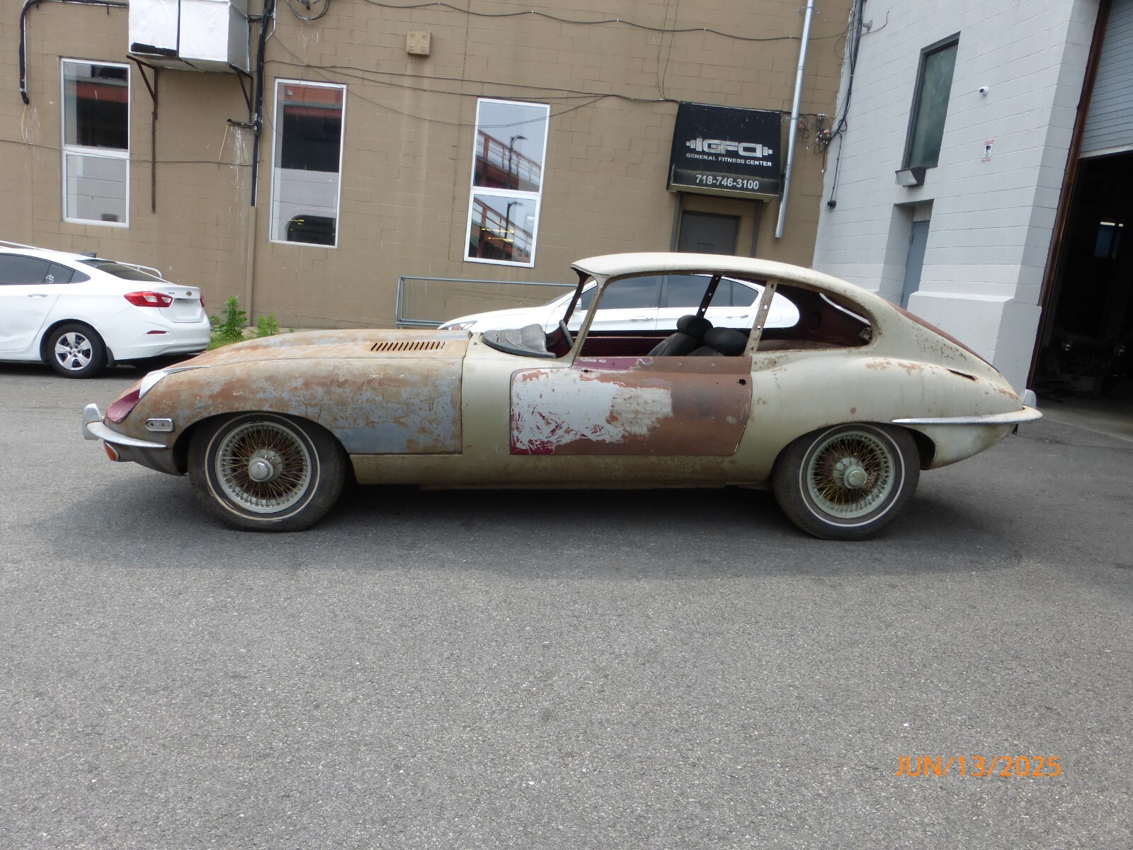 Jaguar-E-Type-1969-2