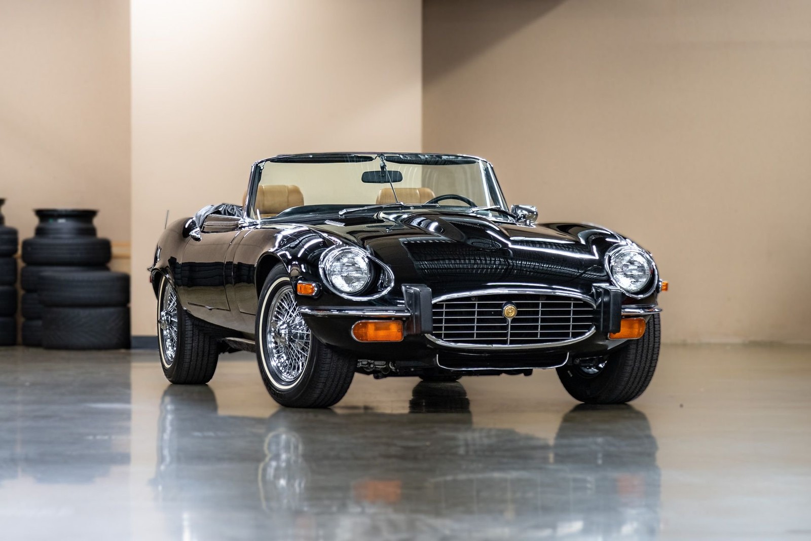 Jaguar-E-Type-1974-Convertible-10
