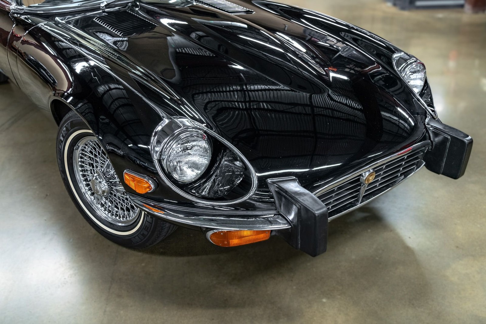 Jaguar-E-Type-1974-Convertible-11