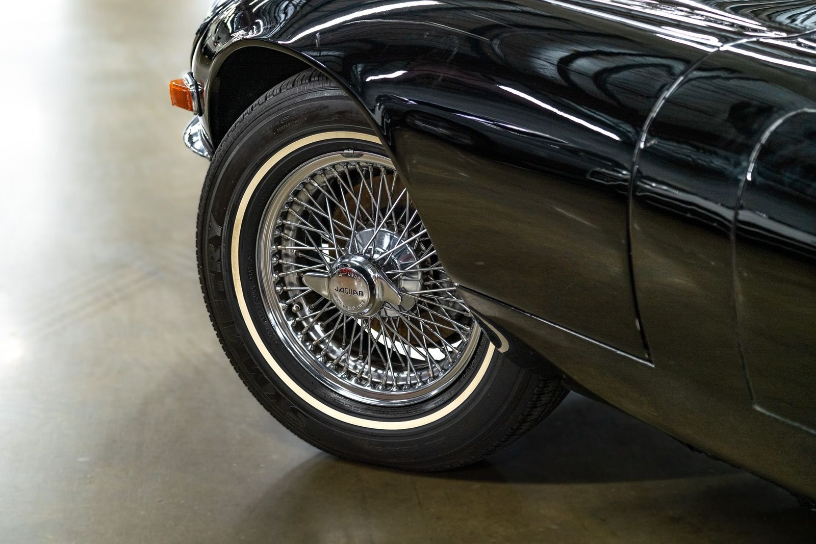 Jaguar-E-Type-1974-Convertible-13