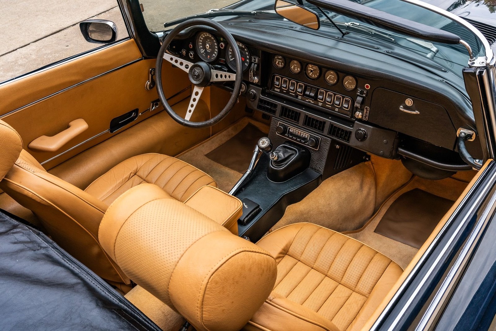 Jaguar-E-Type-1974-Convertible-15