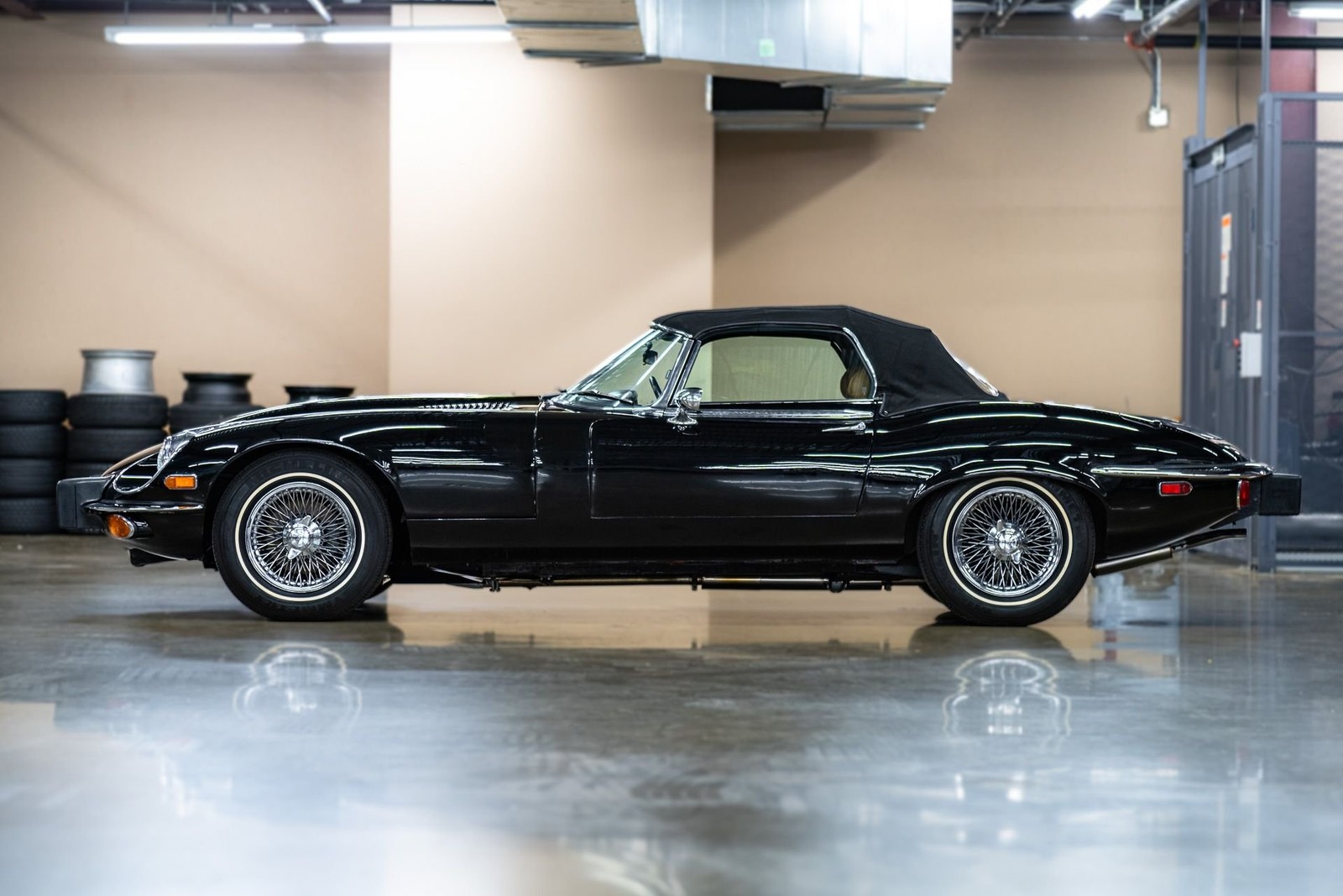 Jaguar-E-Type-1974-Convertible-2