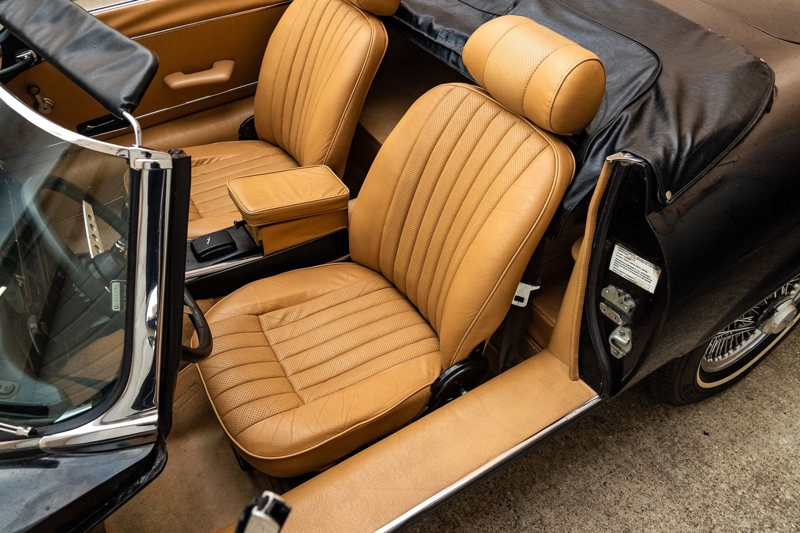 Jaguar-E-Type-1974-Convertible-28