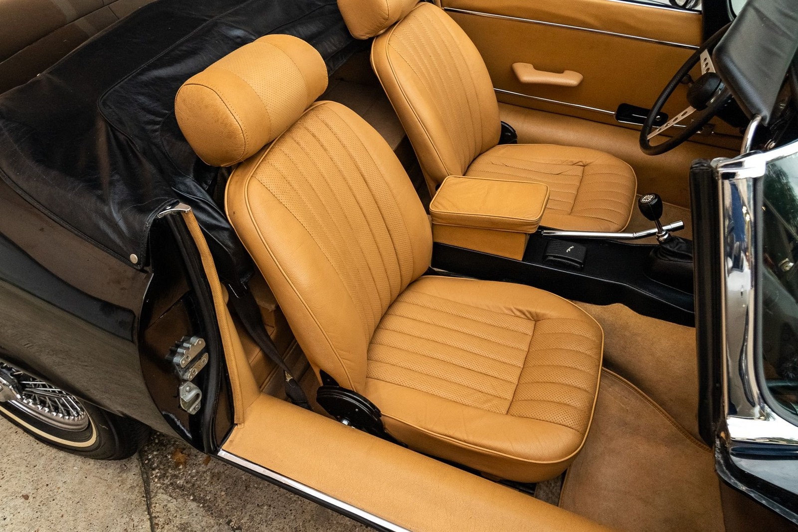 Jaguar-E-Type-1974-Convertible-29